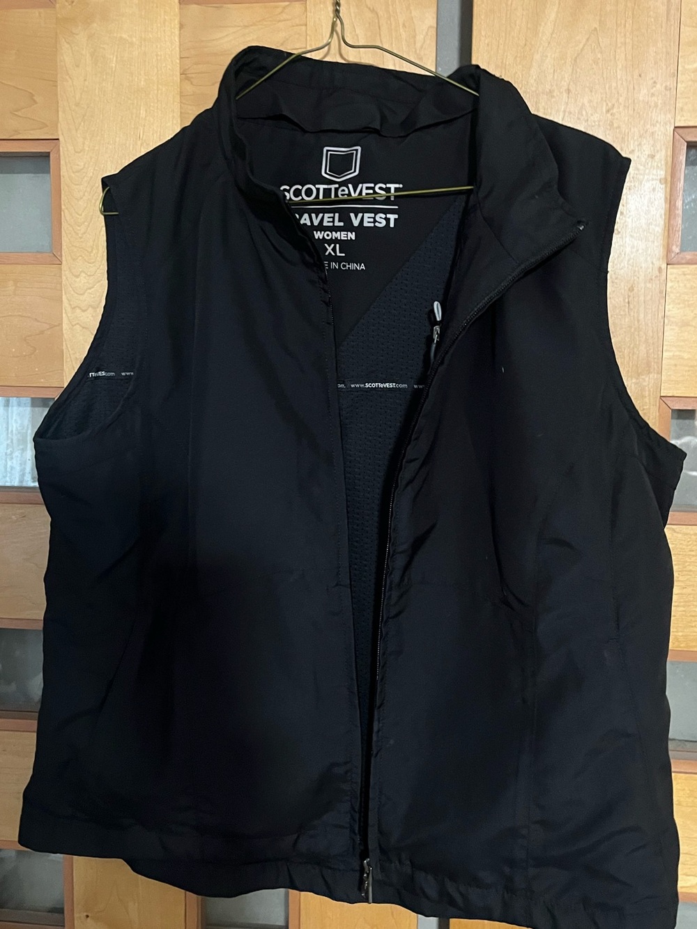 Scottevest Women’s Black Performance Travel Vest with Zippered Pockets, XL